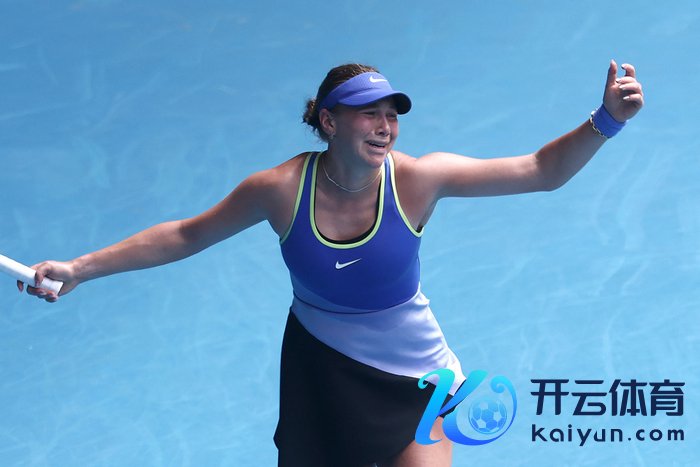 第二盘赛事中，她更一度双手抱头，显见战况胶著所带来的压力。