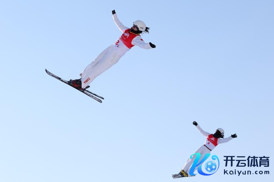 [图]摆脱式滑雪女子空中技巧双东谈主同步 冯俊熙/王雪夺冠体育赛事直播